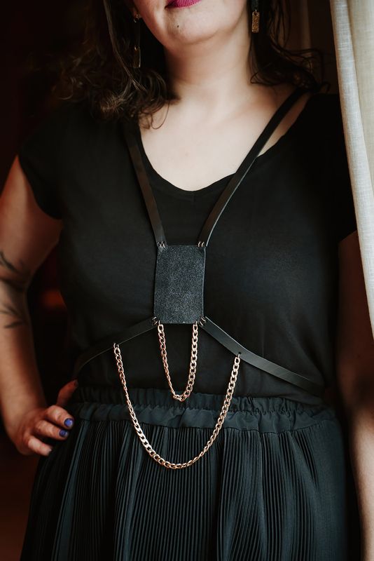 Close-up van handgemaakt leren lichaamsjuweel Chain of Events met gouden ketting, Atelier Loulou