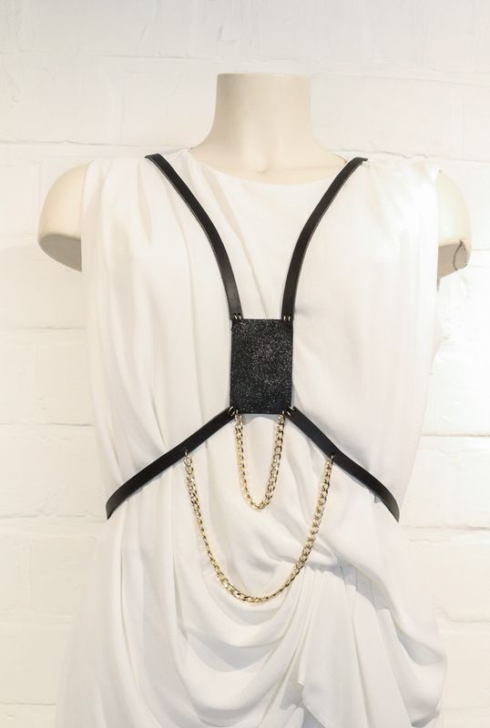 Handgemaakt leren lichaamsjuweel Chain of Events met glitter centerpiece en dubbele gouden ketting, Atelier Loulou
