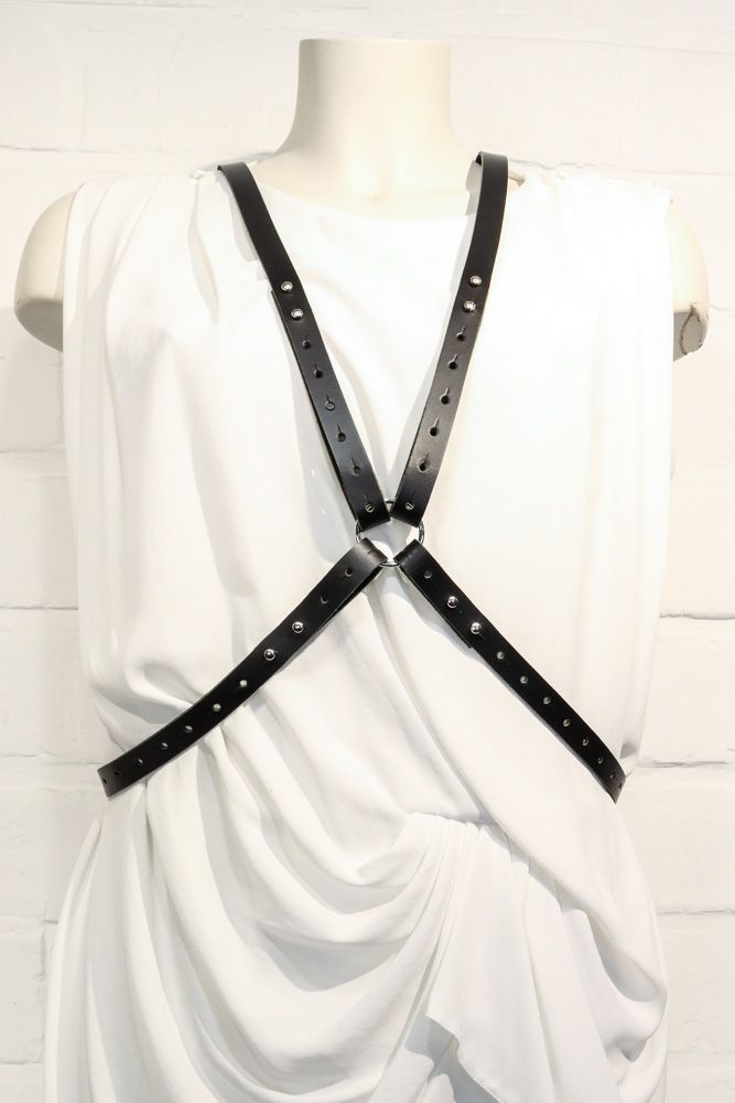 Handgemaakt leren tuigje Cross My Heart met kruisende banden en zilveren studs, Atelier Loulou