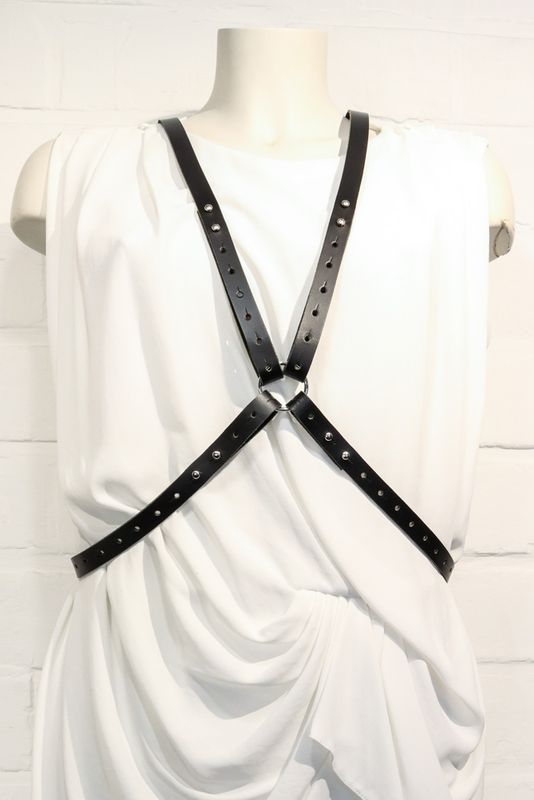 Handgemaakt leren tuigje Cross My Heart met kruisende banden en zilveren studs, Atelier Loulou