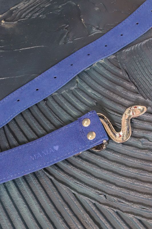 Handgemaakte blauwe suède tailleriem Ssseriously Good met personalisatie, Atelier Loulou
