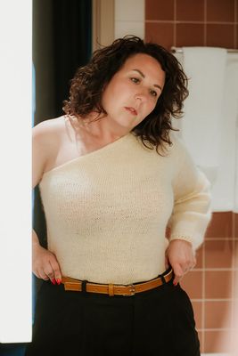 Vrouw draagt handgemaakte cognac leren Sassy Stitch riem van Atelier Loulou
