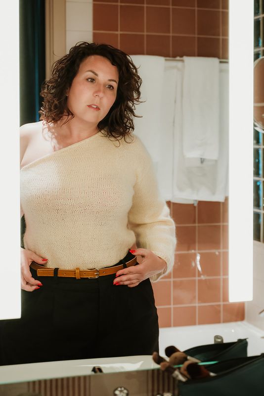 Vrouw draagt handgemaakte mosterdkleurige leren Sassy Stitch riem van Atelier Loulou