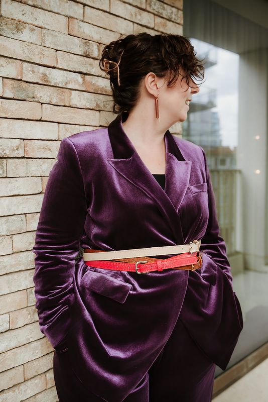 Vrouw draagt verschilende leren Sassy Stitch riemen van Atelier Loulou