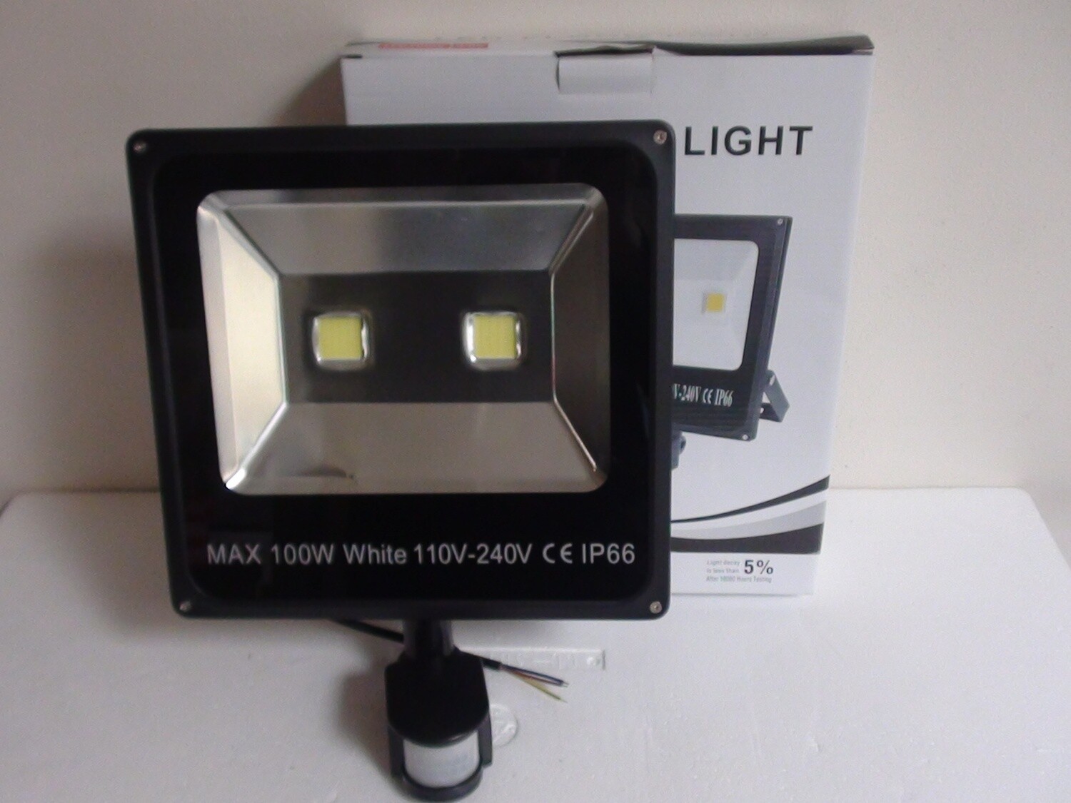Led 100W breedstraler buitenlamp met PIR Sensor.