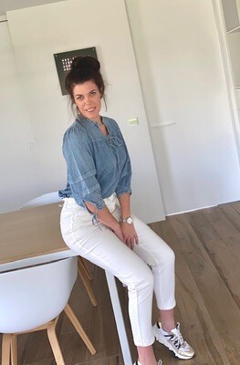 Blouse in jeans