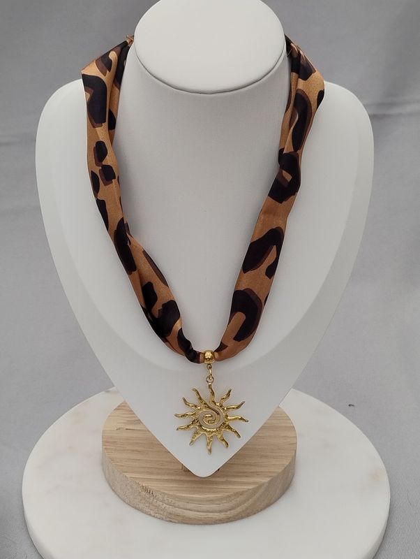 Halsketting Sunny met luipaardprint in bruin met goudkleurig zonnetje