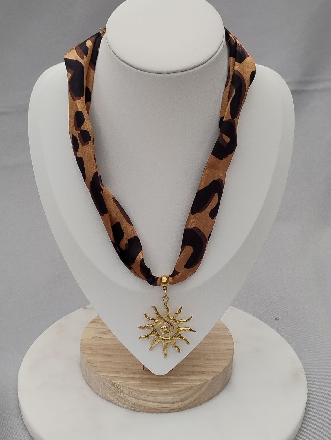 Halsketting Sunny met luipaardprint in bruin met goudkleurig zonnetje