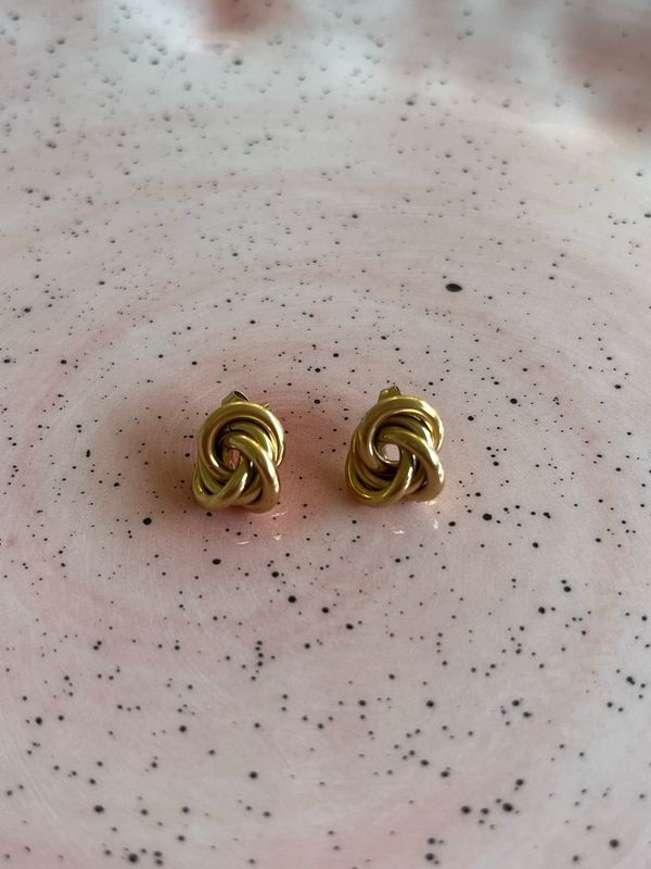 Mini knot oorbellen