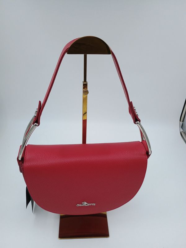 Stijlvolle Robijnrode Handtas uit Kalfsleder met zilverkleurige links en afwerking