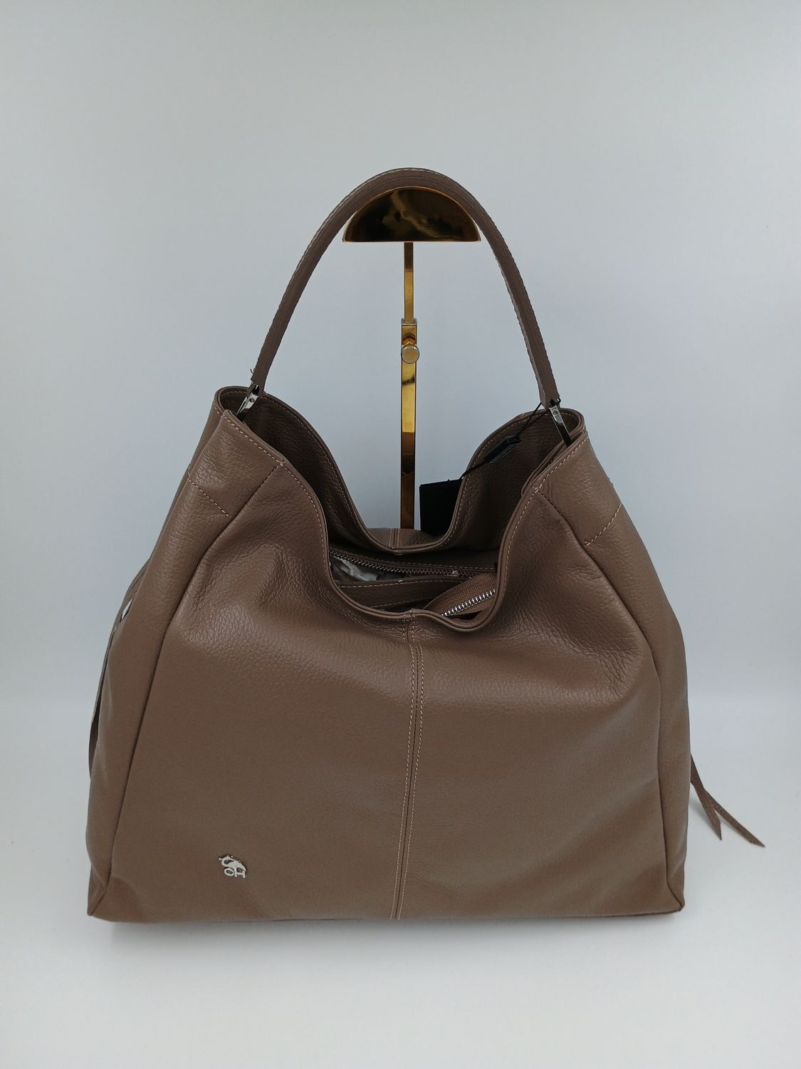 Ruime, Praktische handtas in Taupekleurig Kalfsleder