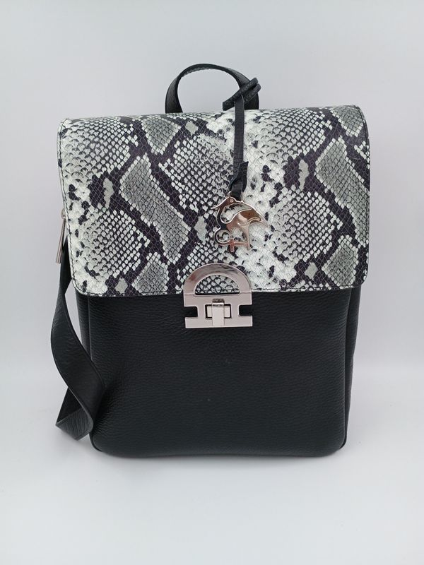 Stijlvolle rugzak/handtas in zwart kalfsleder met Slangenprint en zilverkleurige details