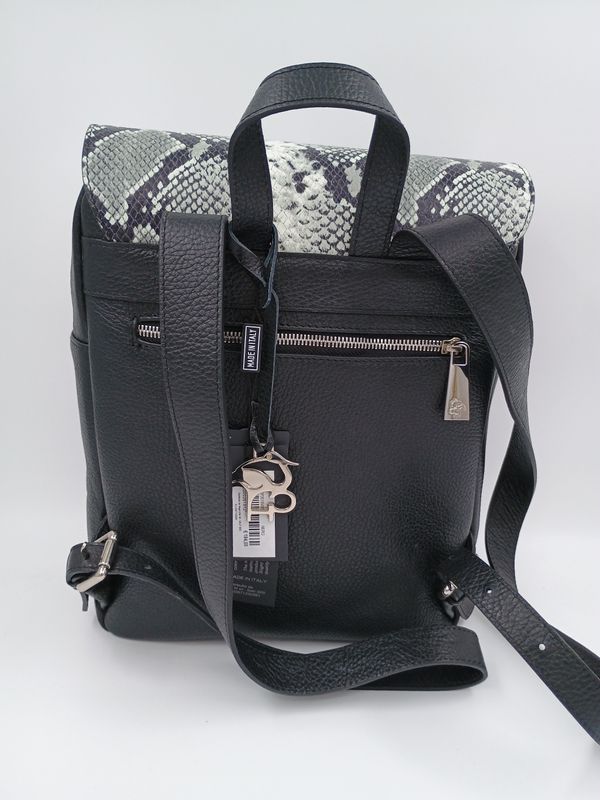 Stijlvolle rugzak/handtas in zwart kalfsleder met Slangenprint en zilverkleurige details