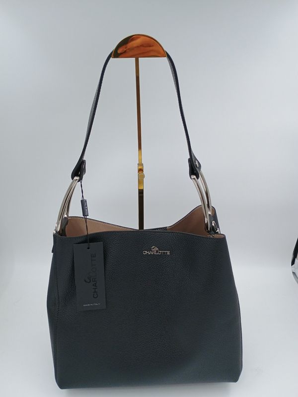 Stijlvolle Ruime handtas in zwart kalfslederen met zilverkleurige details