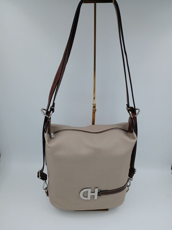 Moderne schoudertas / rugzak uit granietkleurig kalfsleder met donkerbruine afwerking en zilverkleurige details