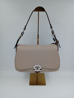 Moderne handtas in garnietkleurig kalfsleder met donkerbruine aflijning en zilverkluerige details