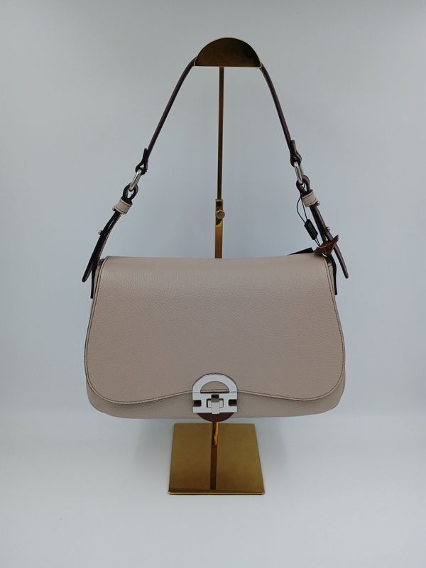 Moderne handtas in garnietkleurig kalfsleder met donkerbruine aflijning en zilverkluerige details