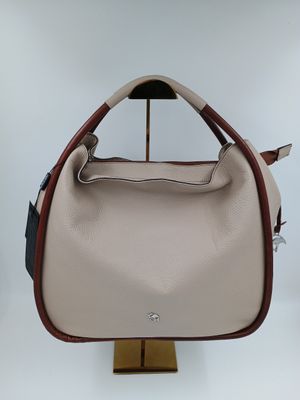 Ruime handtas in granietkleurig kalfsleder met donkerbruine aflijning en zilverkleurige details