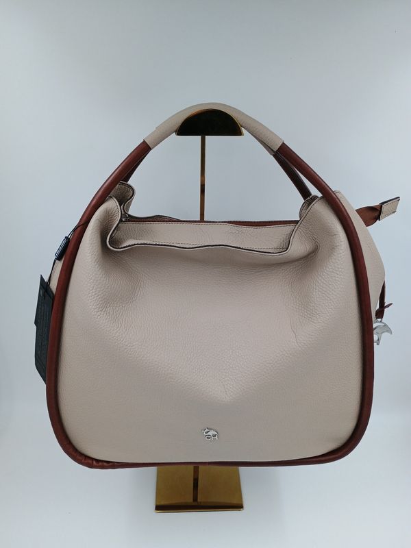 Ruime handtas in granietkleurig kalfsleder met donkerbruine aflijning en zilverkleurige details