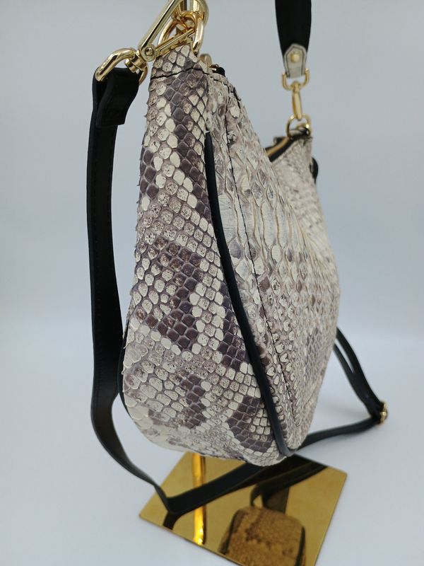 Tijdloze handtas in Python met goudkleurige details