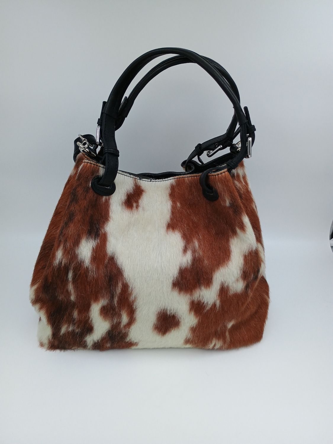 Grote leder tas in koehuid met zwart en zilveren afwerking