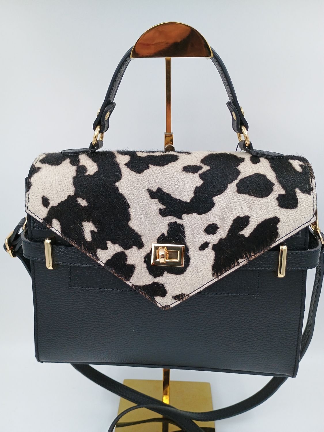 Stijlvolle handtas in zwart leder en koehuid