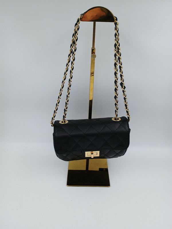 Classy schoudertas in zwart doorstikt kalfsleder