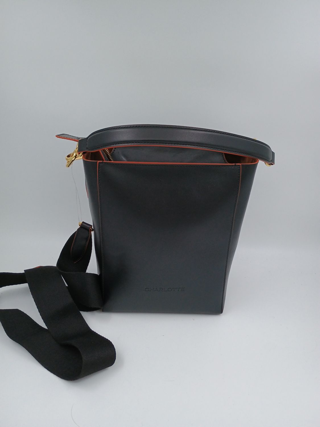 Classy handtas in modern emmer model in zwartkalfsleder