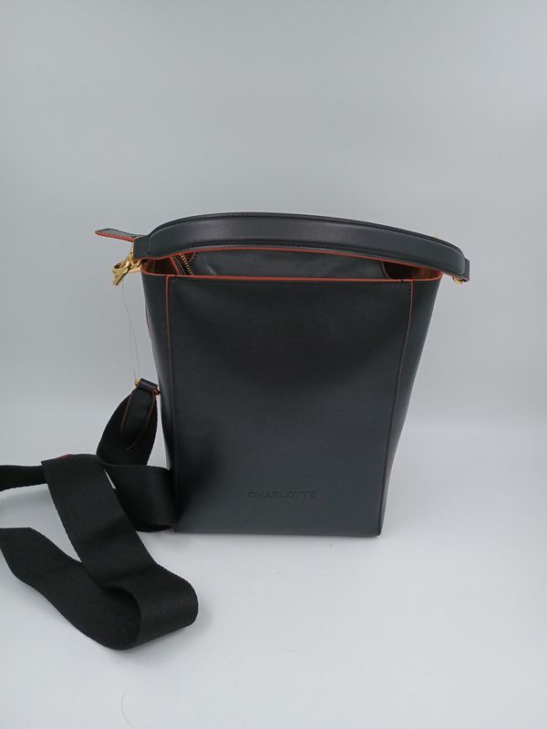 Classy handtas in modern emmer model in zwartkalfsleder