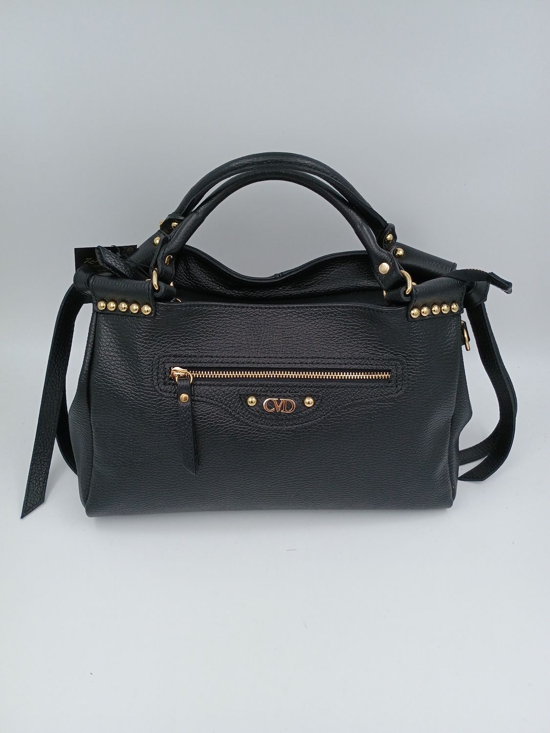 Praktische handtas in zwart kalfsleder met goudkleurige studs