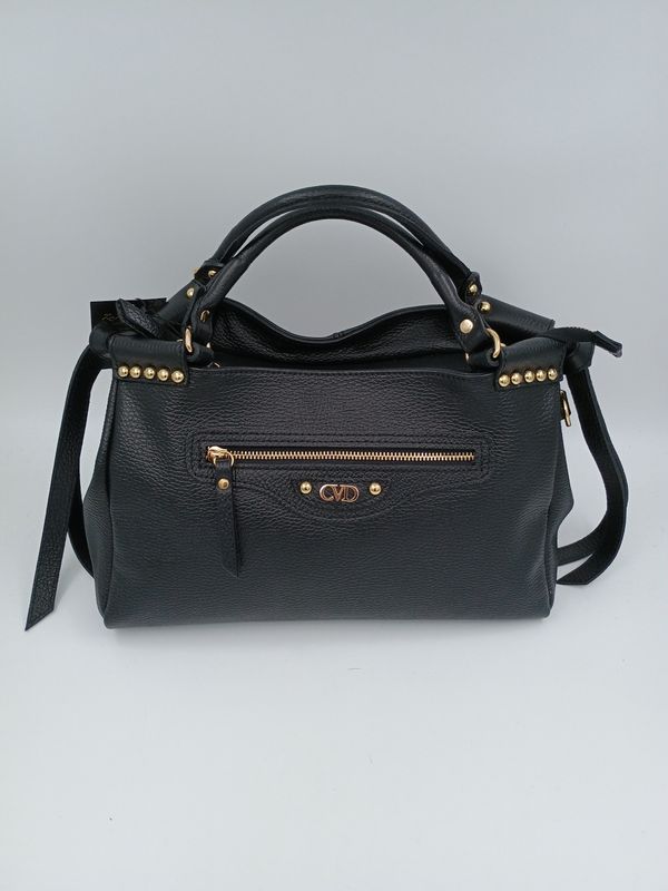 Praktische handtas in zwart kalfsleder met goudkleurige studs