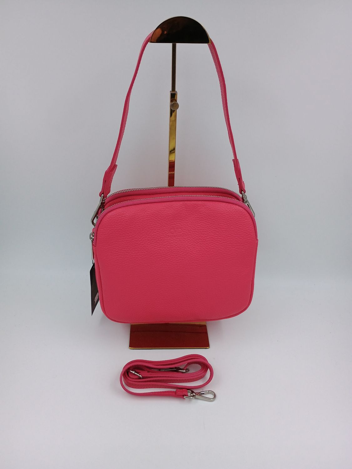 Praktische schoudertas in roze kalfsleder