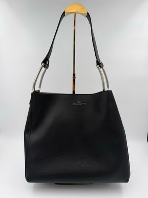 Stijlvolle Ruime handtas in zwart kalfslederen met zilverkleurige details