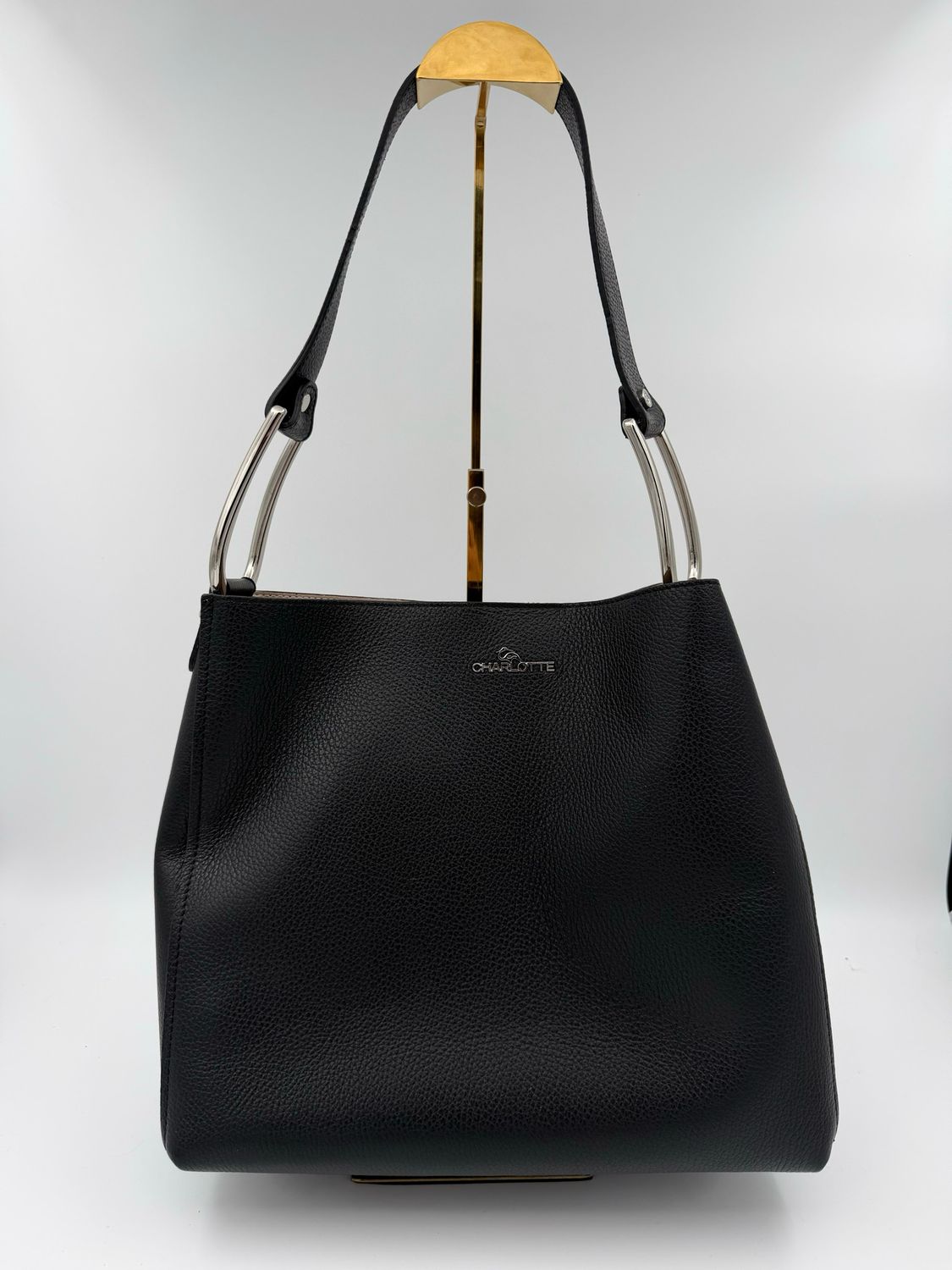 Stijlvolle Ruime handtas in zwart kalfslederen met zilverkleurige details