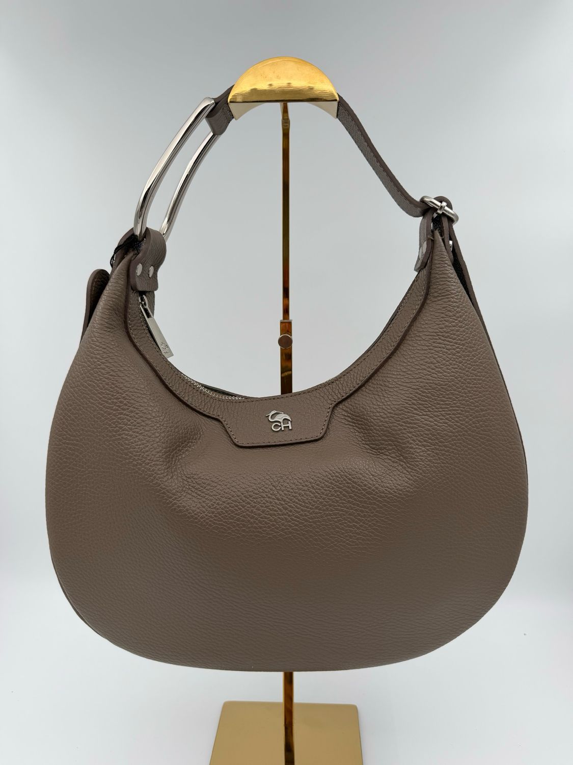 Praktische handtas in Taupekleurig kalfsleder met zilverkleurige afwerking