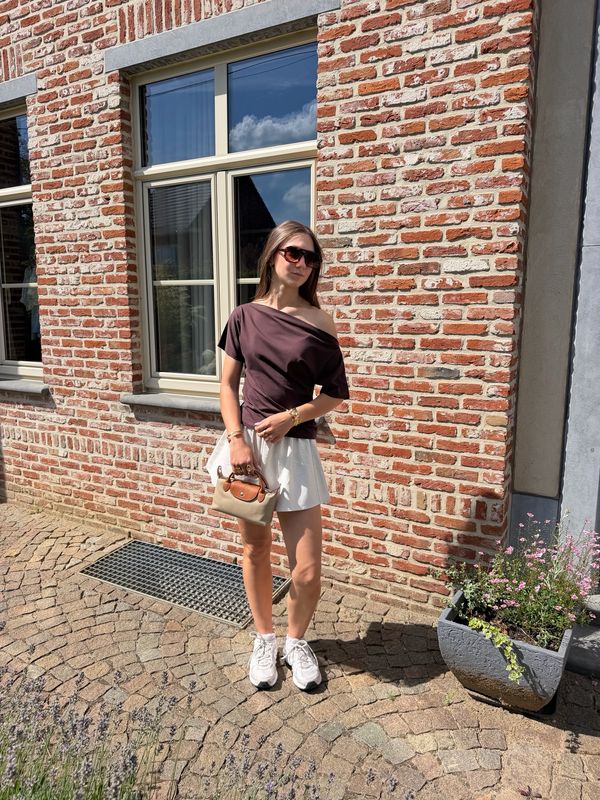 Off shoulder tee bruin