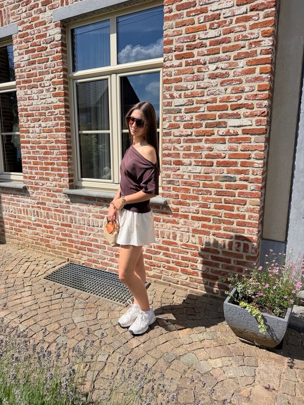 Off shoulder tee bruin