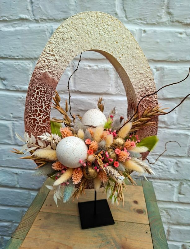 Paasei met droogbloemen