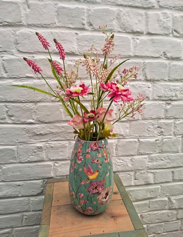 Vaas met zijdebloemen