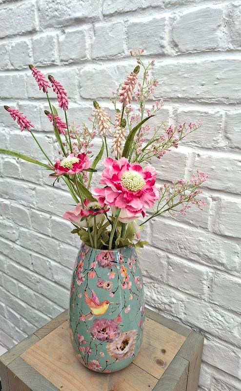 Vaas met zijdebloemen