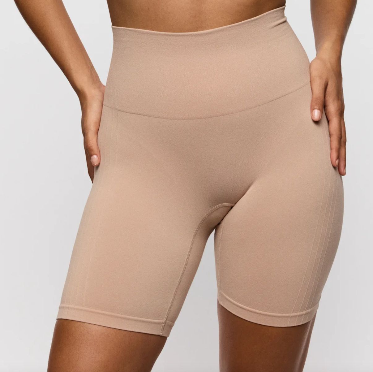Corrigerende slip met pijpjes, Prima Donna, Nudda, Caffé Latte Corrigerende slip met pijpjes, Prima Donna, Nudda, Caffé Latte