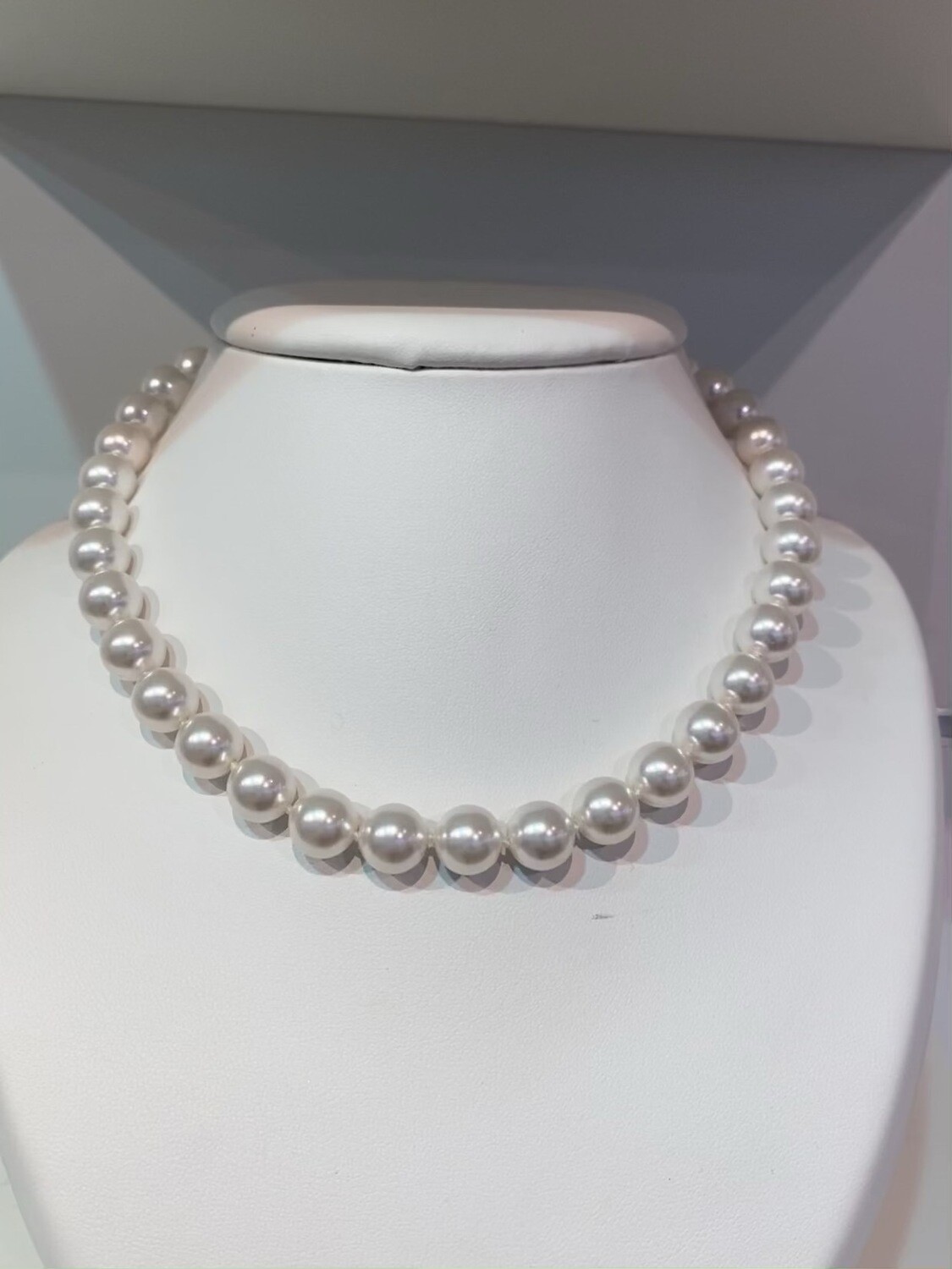 NECKLACE WHITE PEARL PLATINA  12 MM. 42 + 5 CM