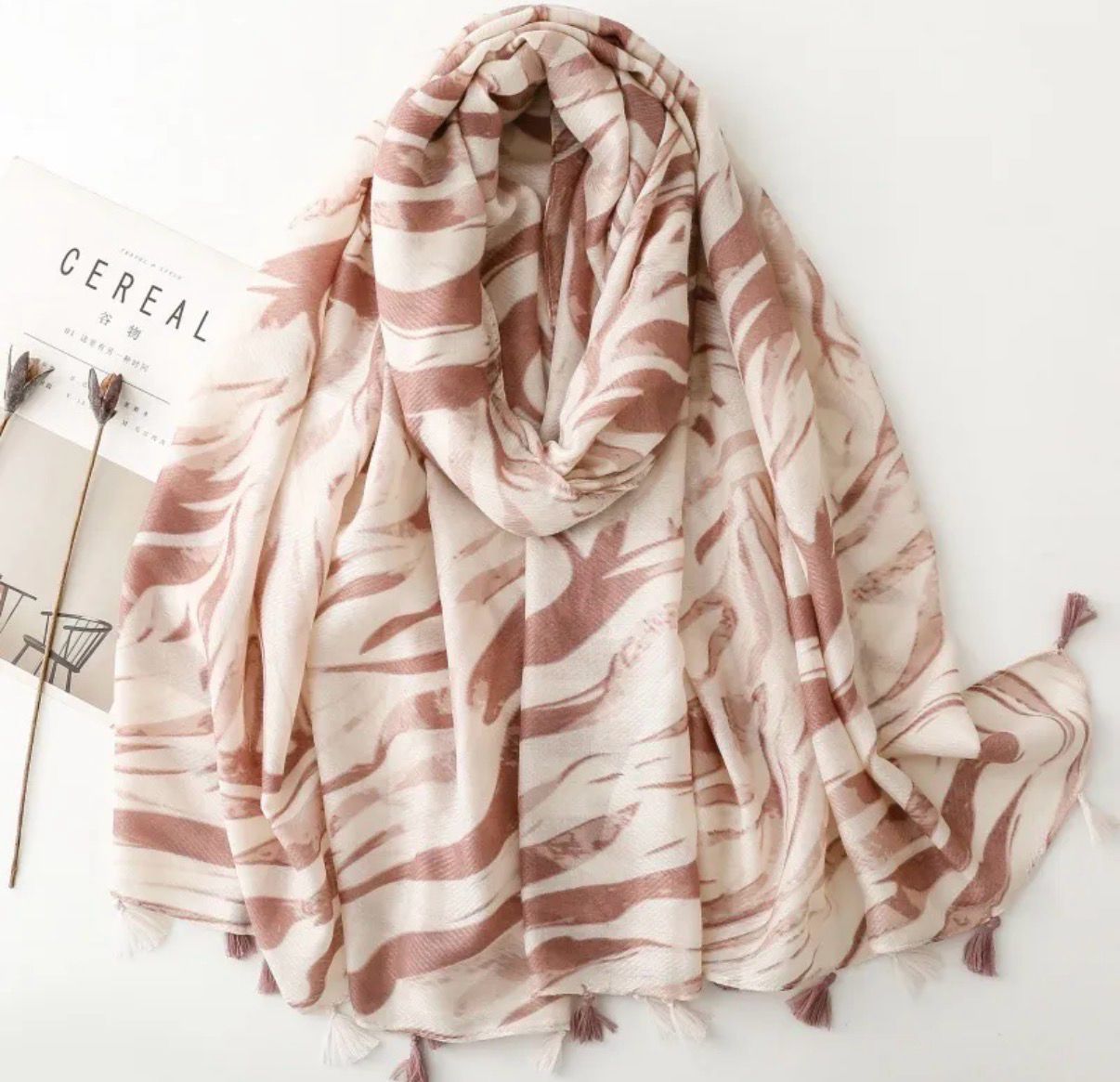 Sjaal met licht bruin motief