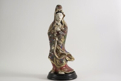 Figura Femenina. Porcelana Satsuma. Producto pintado a mano con típicos motivos policromados de la Porcelana Satsuma