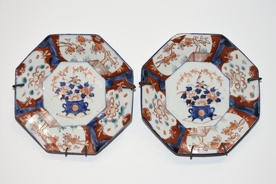 Par platos octogonales japoneses. Porcelana Imari Arita - Yaki. Pintados a mano.