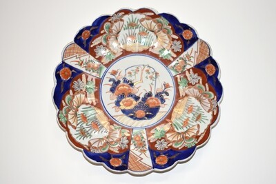 Plato lobulado japonés. Porcelana Imari, Arita - Yaki. Pintado a mano.