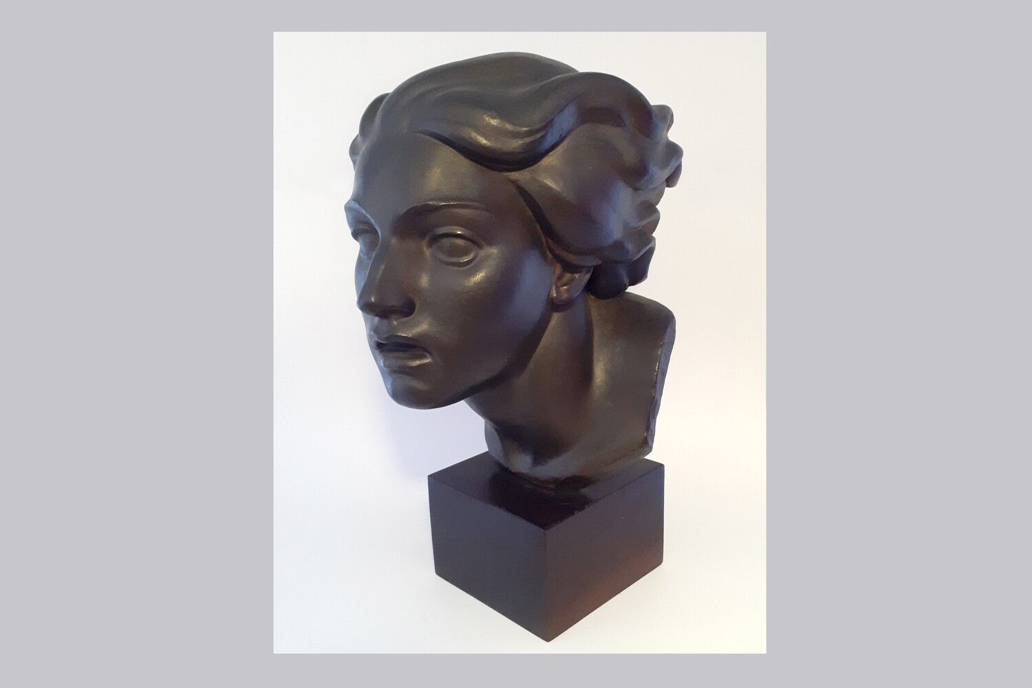 Edmundo Prati (Paysandú 1889-Montevideo 1970). Escultura cabeza de mujer con cabello al viento, sobre base de madera