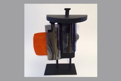 Agueda Dicancro (Uruguay 1938-2019). Escultura firmada. Madera y hierro (color negro) y vidrios (color naranja y negro). Circa década del 80.