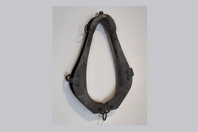 Pechera de caballo ajustable. Metal. Fabricado por "The Elastic Horse Collar Co."