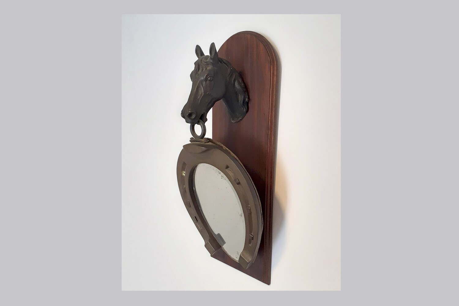 Espejo herradura. Parte superior cabeza de caballo en bronce.